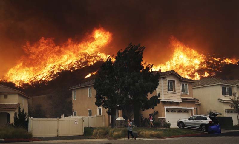 Más de 18 focos de incendios en California obligan a evacuar a miles de personas