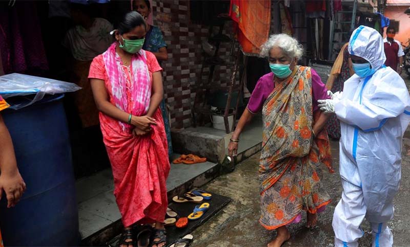 India supera los 2,5 millones de casos de coronavirus y está probando tres vacunas