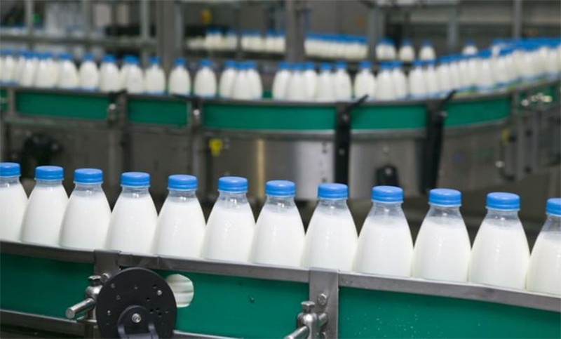 Gremio lechero inició paro de 24 horas por reclamo salarial