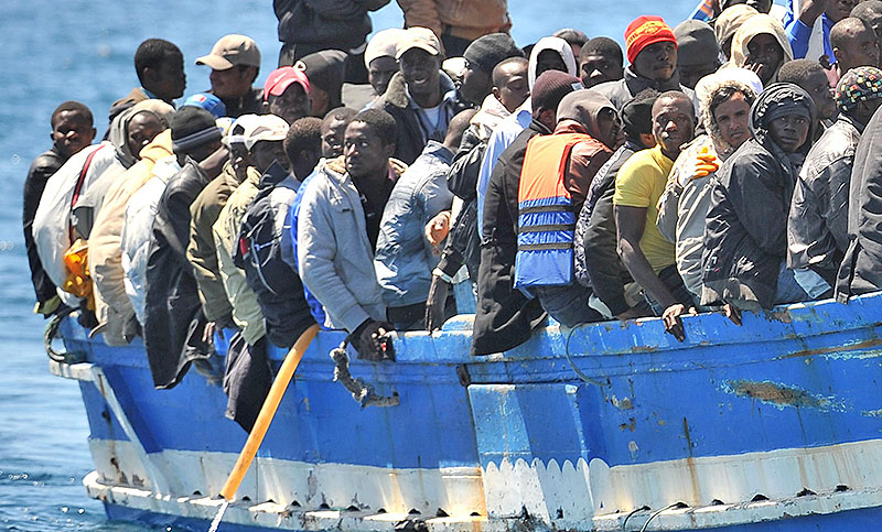 Tras fugas masivas, Italia obliga a inmigrantes a cumplir la cuarentena en barcos