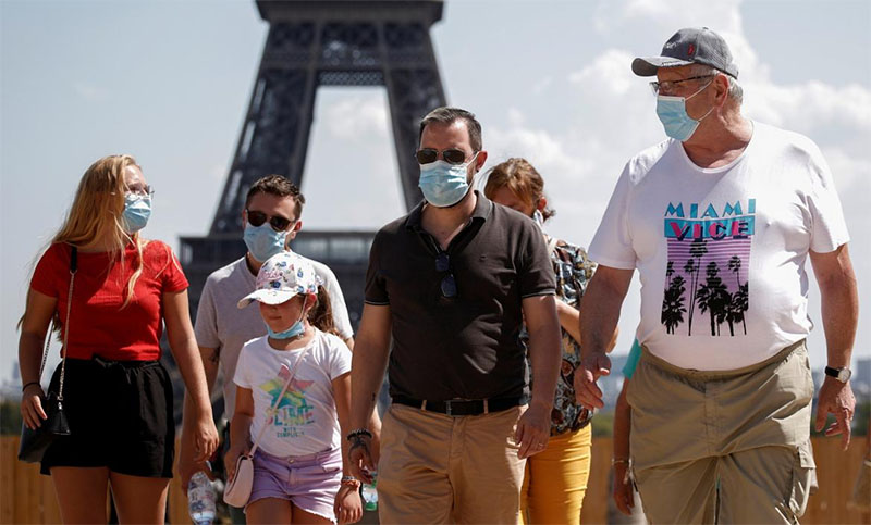París amplía uso de tapabocas y Francia teme más restricciones de viaje por repunte del coronavirus