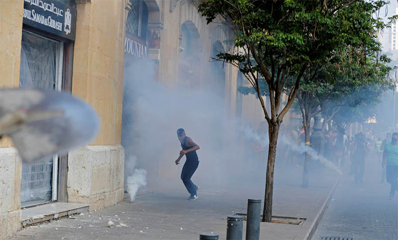 Líbano: Policía lanza gases lacrimógenos a manifestantes que intentan irrumpir en el Parlamento