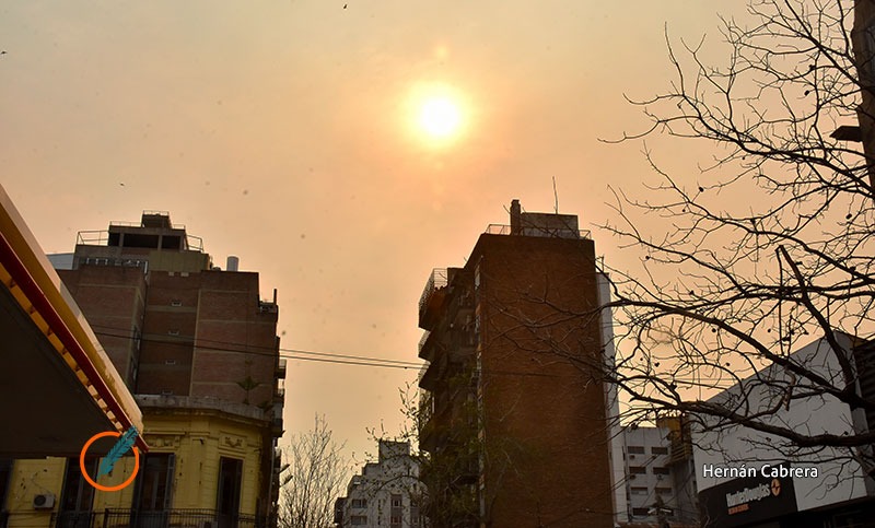 ¿Por qué el cielo de Rosario tomó un color rojizo?