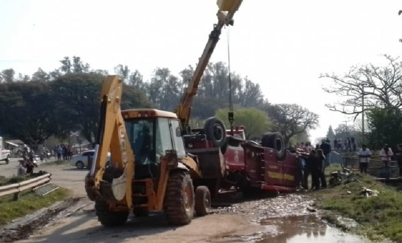 Un bombero de 18 años murió en Laguna Paiva al volcar la autobomba en la que se trasladaba