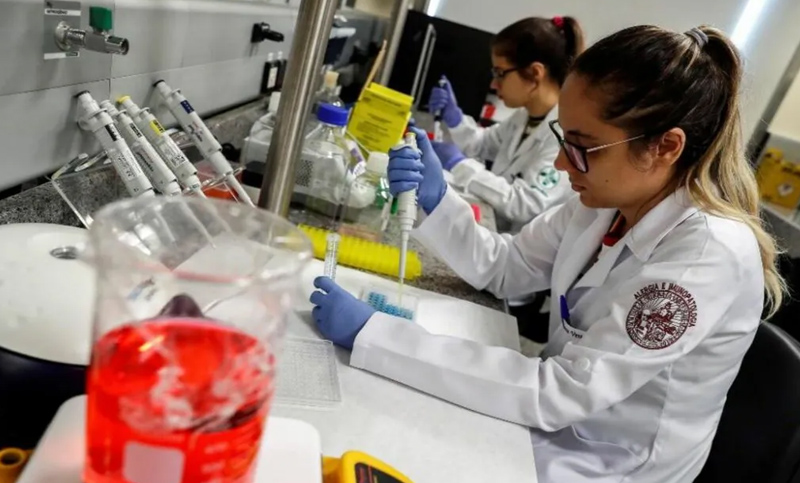 Suspenden las pruebas de la vacuna contra el Covid de la Universidad de Oxford