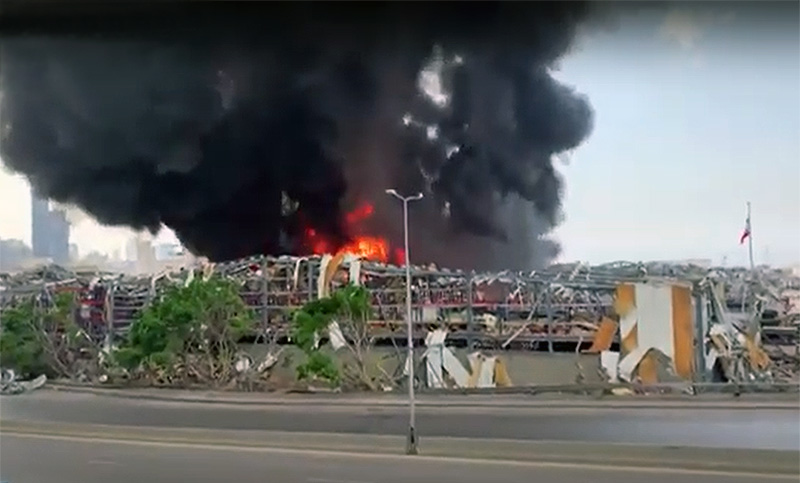 Un gran incendio asola el puerto de Beirut a un mes de las letales explosiones