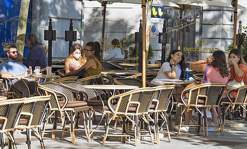 Madrid restringe más las reuniones sociales para frenar su rebrote de coronavirus