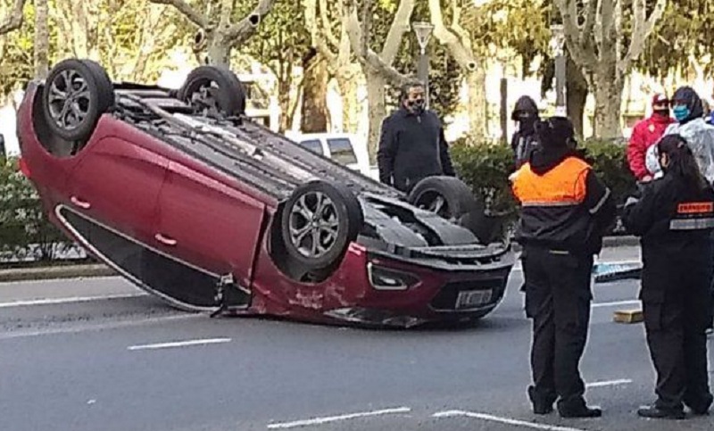 Choque y vuelco en avenida Pellegrini