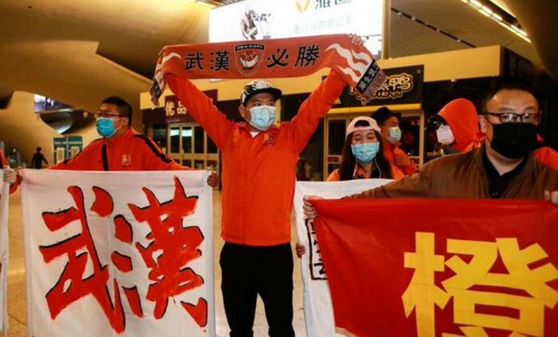 Hinchas de Wuhan vuelven a la cancha por primera vez desde que comenzó la pandemia