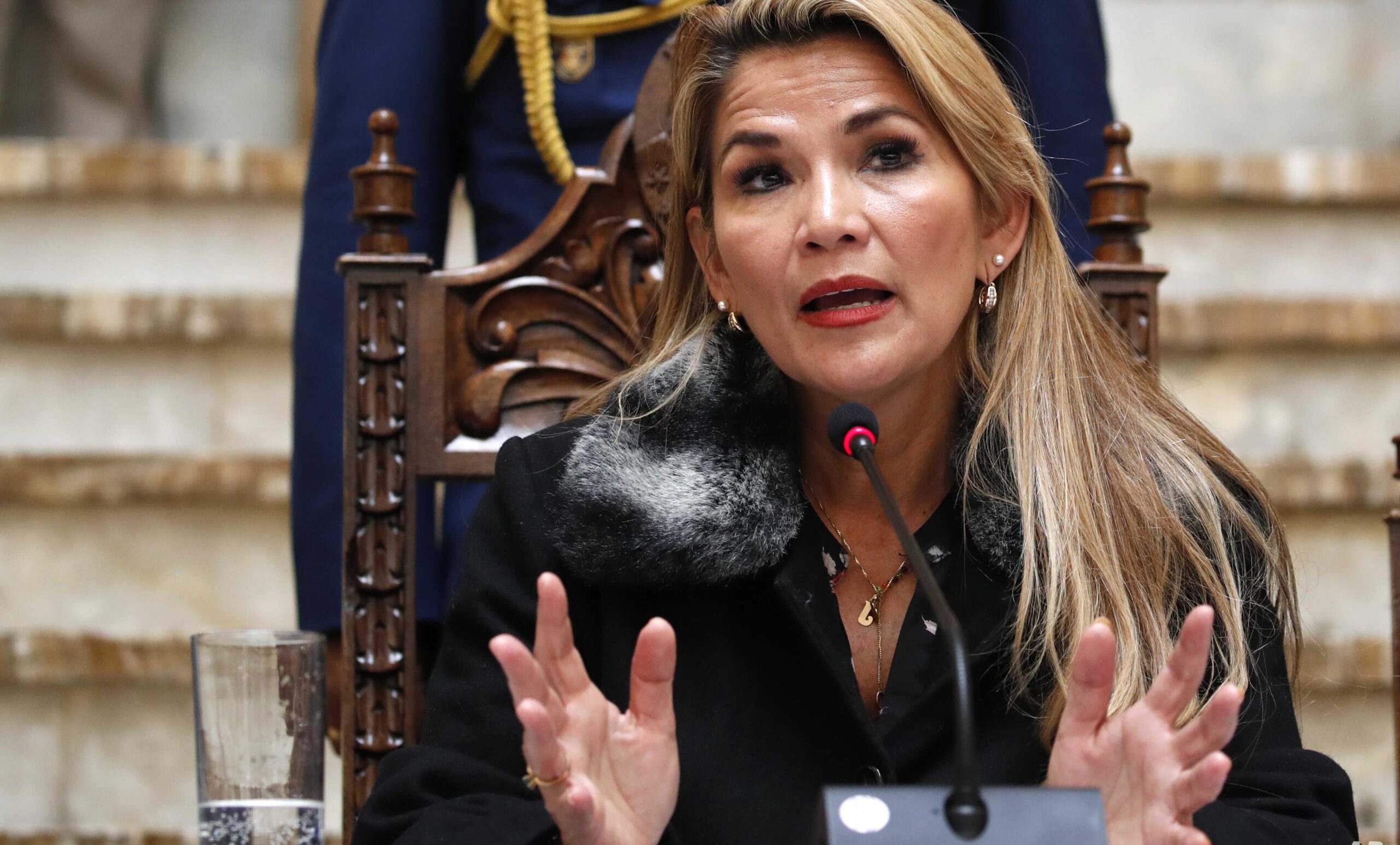 Renuncian tres ministros en Bolivia a 20 días de las elecciones presidenciales