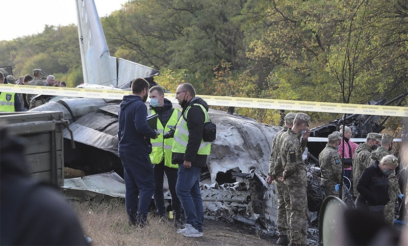 Suben a 26 los muertos al estrellarse avión militar en Ucrania y analizan si hubo falla en el motor