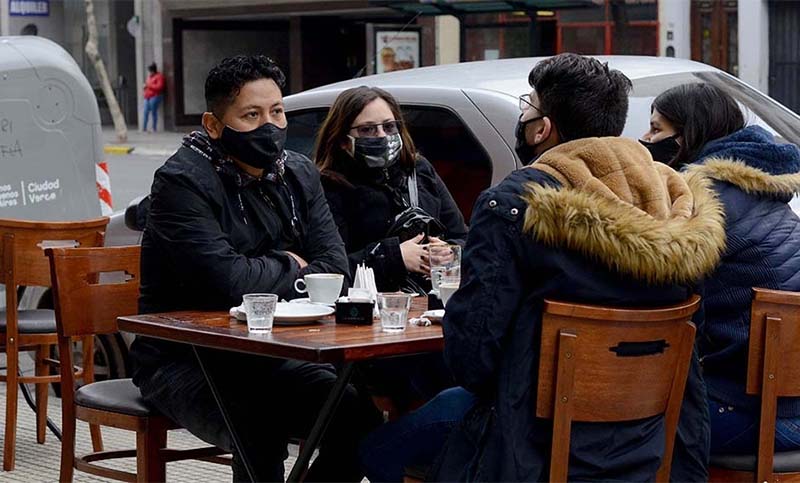 Analizan medidas para el pronto regreso de bares y restaurantes