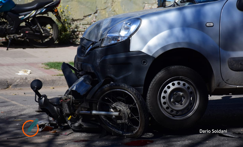 Se descompuso, perdió el control del auto y atropelló a una moto