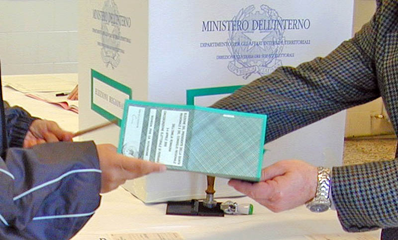 Italia vota el domingo en siete regiones con la oposición como favorita