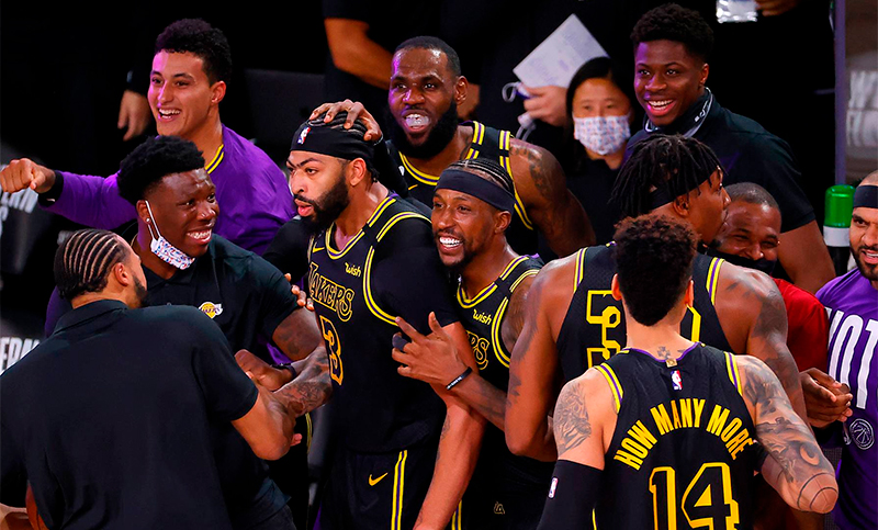 Un triple milagroso adelantó a Los Angeles Lakers en las finales del Oeste