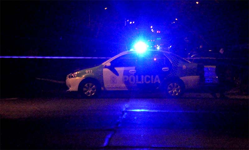 Asesinaron a un joven, hirieron a otros dos y se fueron caminando