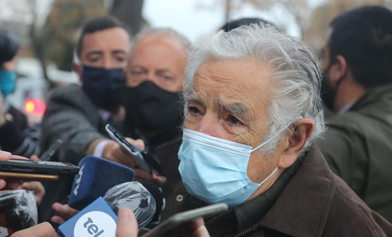Con tapabocas y distanciamiento social, comenzaron las elecciones departamentales de Uruguay