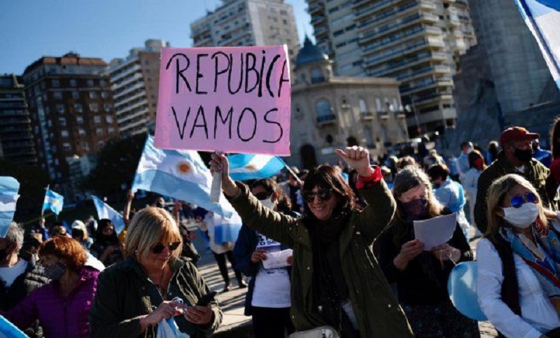 Trabajadores de prensa fueron amenazados durante la protesta en el Monumento