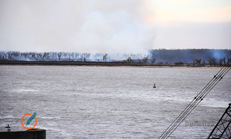 El humo se volvió a sentir en Rosario y reaparecieron los focos de incendio en las islas