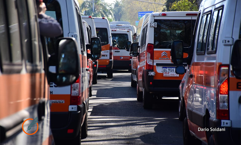 Transportistas escolares realizaron caravana al Monumento para reclamar asistencia