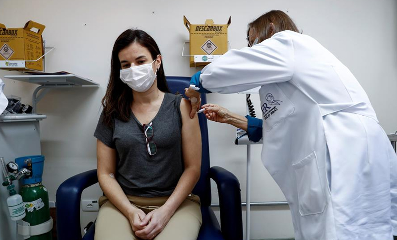 Brasil retomará las pruebas de la vacuna británica de AstraZeneca y Oxford