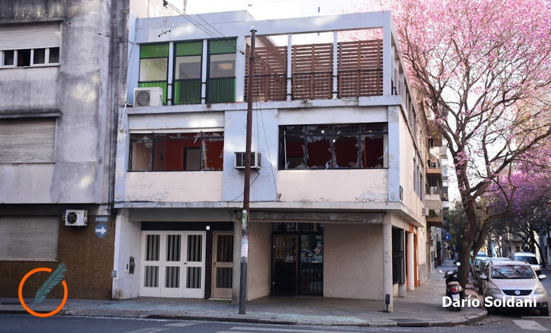 Misterio: un departamento amaneció con todos los vidrios rotos