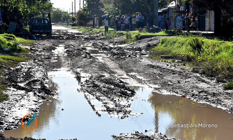 Por falta de pavimentación, un «río» se forma en Cabin 9 cada vez que llueve