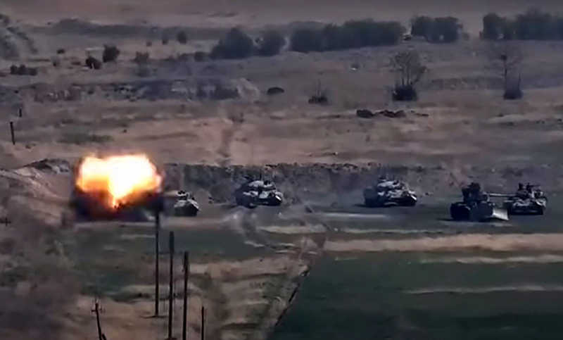 Se intensifican los bombardeos entre Azerbaiyán y Armenia a pesar de los llamados a una tregua
