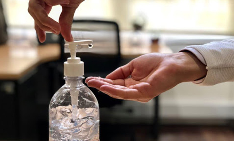 La Anmat prohibió dos aceites, un suplemento dietario y una marca de alcohol en gel