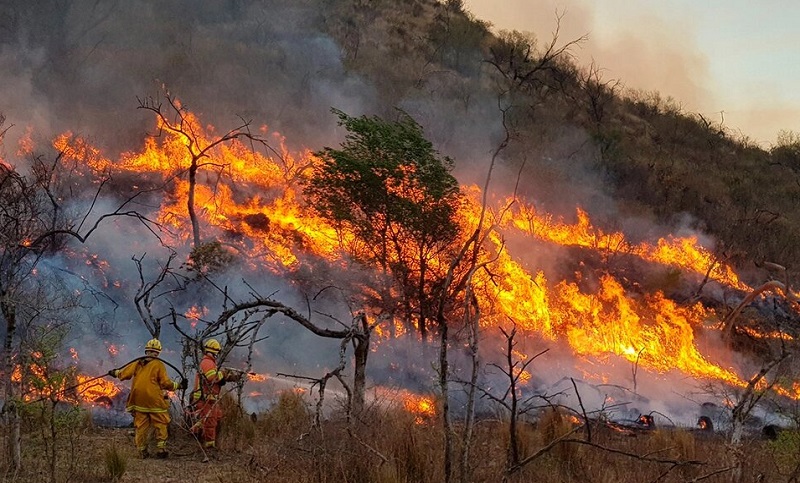 Incendios en Córdoba: algunos focos están controlados pero las llamas continúan en las sierras 