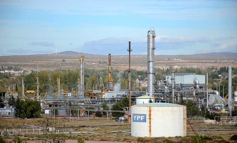 Trabajadores de YPF acordaron una suba salarial del 16,2%