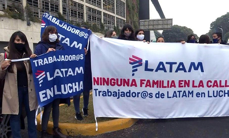 Trabajadores de Latam se movilizaron al aeropuerto de Ezeiza contra el «vaciamiento de la empresa»