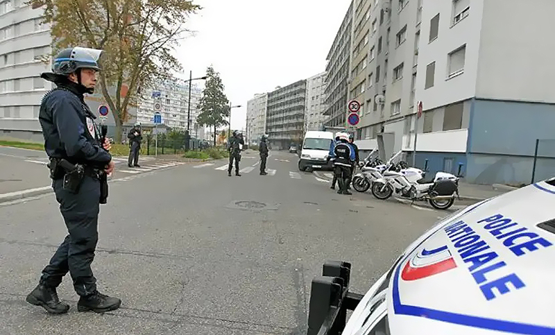 Realizan un gran operativo policial en París contra movimientos islamistas tras la decapitación de un profesor