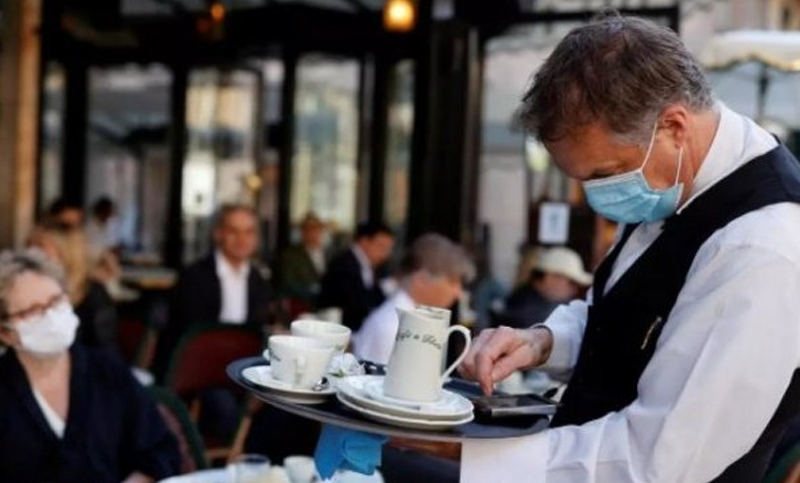 París limita asistencia a universidades y cierra bares para contener avance del coronavirus