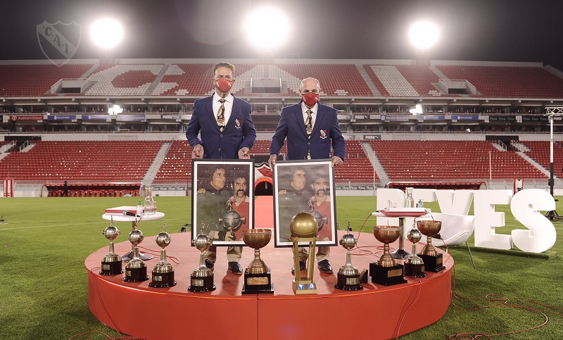 Con un emotivo homenaje, Independiente nombró “Santoro” y “Pavoni” a dos de sus tribunas