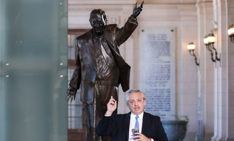 Con una caravana de «mil flores», un acto y una estatua en el CCK, homenajearon a Néstor Kirchner