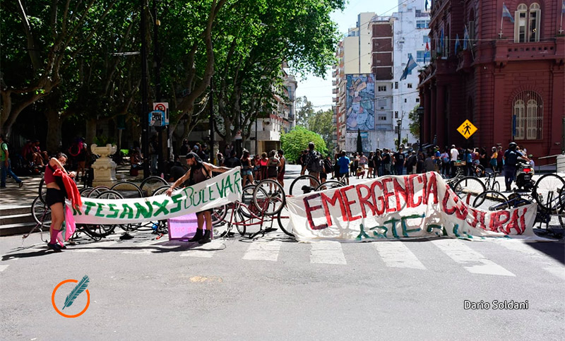 Un grupo de artesanos realizó una protesta frente a la Municipalidad