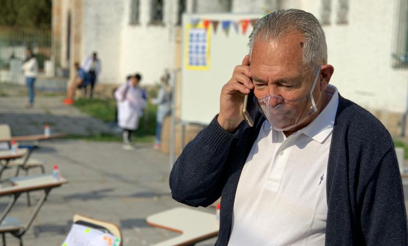 Barletta pidió vuelta a la presencialidad frente a una escuela y fue repudiado por sus autoridades