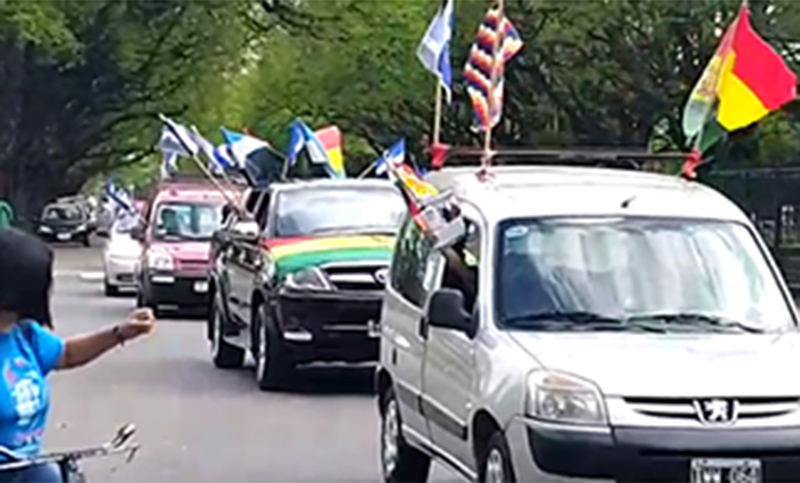 Residentes bolivianos en Rosario festejaron el triunfo del MAS con una caravana por la ciudad