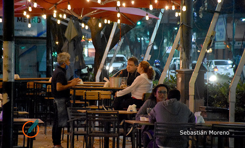 Confirmado: bares y restaurantes pueden colocar mesas y sillas en las veredas