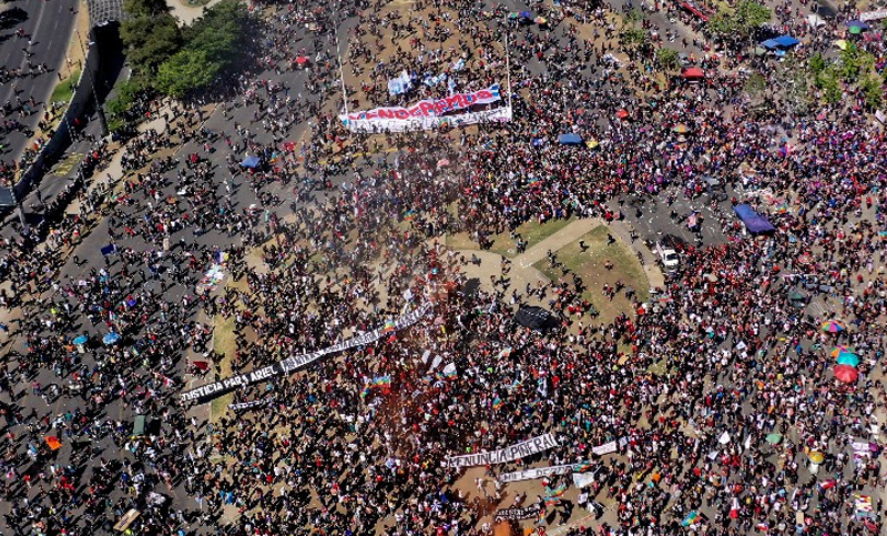 A un año del inicio de las protestas en Chile: banderas mapuche, batucadas e incidentes