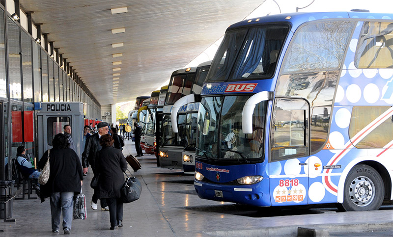 Oficializaron protocolos de transporte: ¿cómo se viajará en aviones, trenes y colectivos?