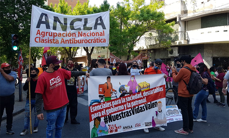 Repartidores precarizados y docentes reemplazantes reclamaron asistencia
