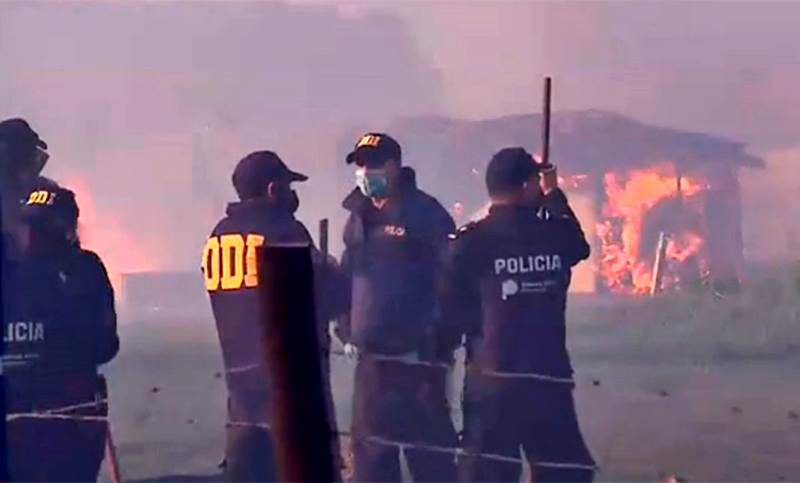 Unos 4.000 efectivos de la policía avanzan sobre la toma para concretar el desalojo
