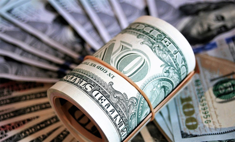 ¿Cuánto tiempo sobrevive el coronavirus en las pantallas de celulares y en los billetes?