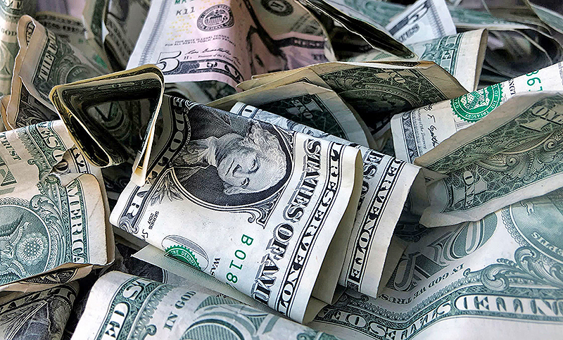 El dólar blue cae 7 pesos y cotiza en el orden de los 183 pesos para la venta
