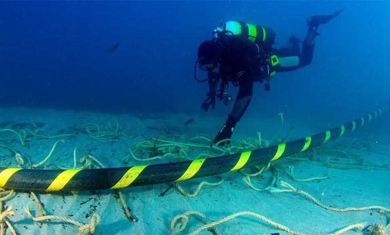 Buques franceses instalan nuevo cable submarino para ampliar el ancho de banda internacional de la Argentina en Internet