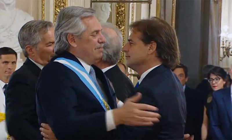 Fernández aseguró que «no hay ningún conflicto con Lacalle Pou ni con Uruguay»