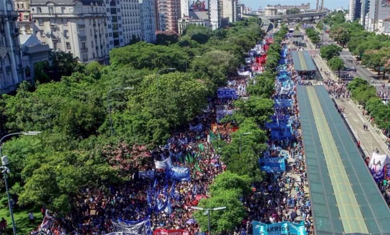 Organizaciones sociales y sindicales, y trabajadores de la salud marchan en el centro porteño