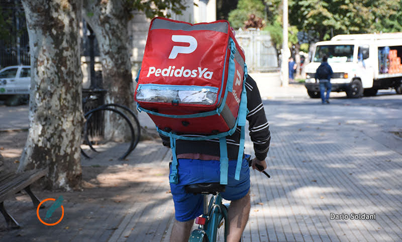 Asaltaron y dispararon a un cadete de Pedidos Ya